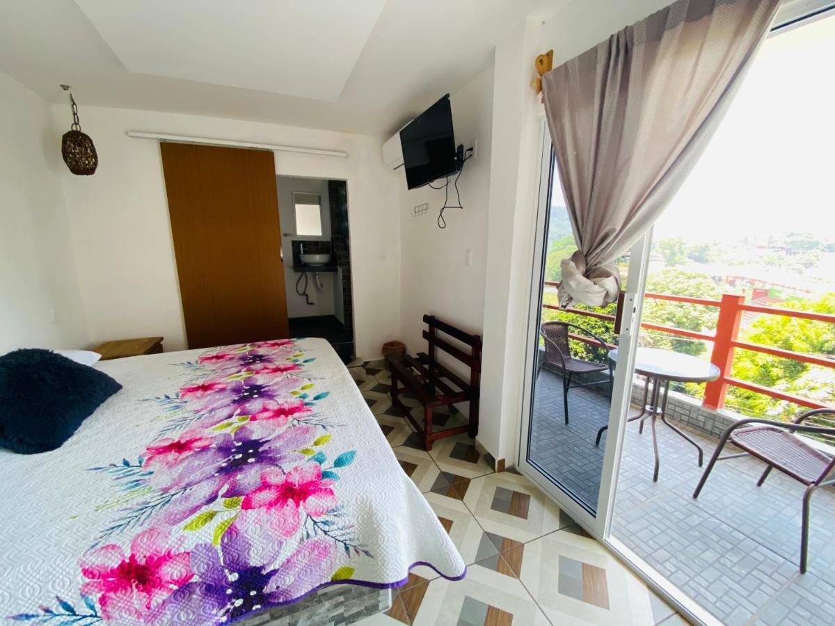 K&M Hotel Хилитла Экстерьер фото
