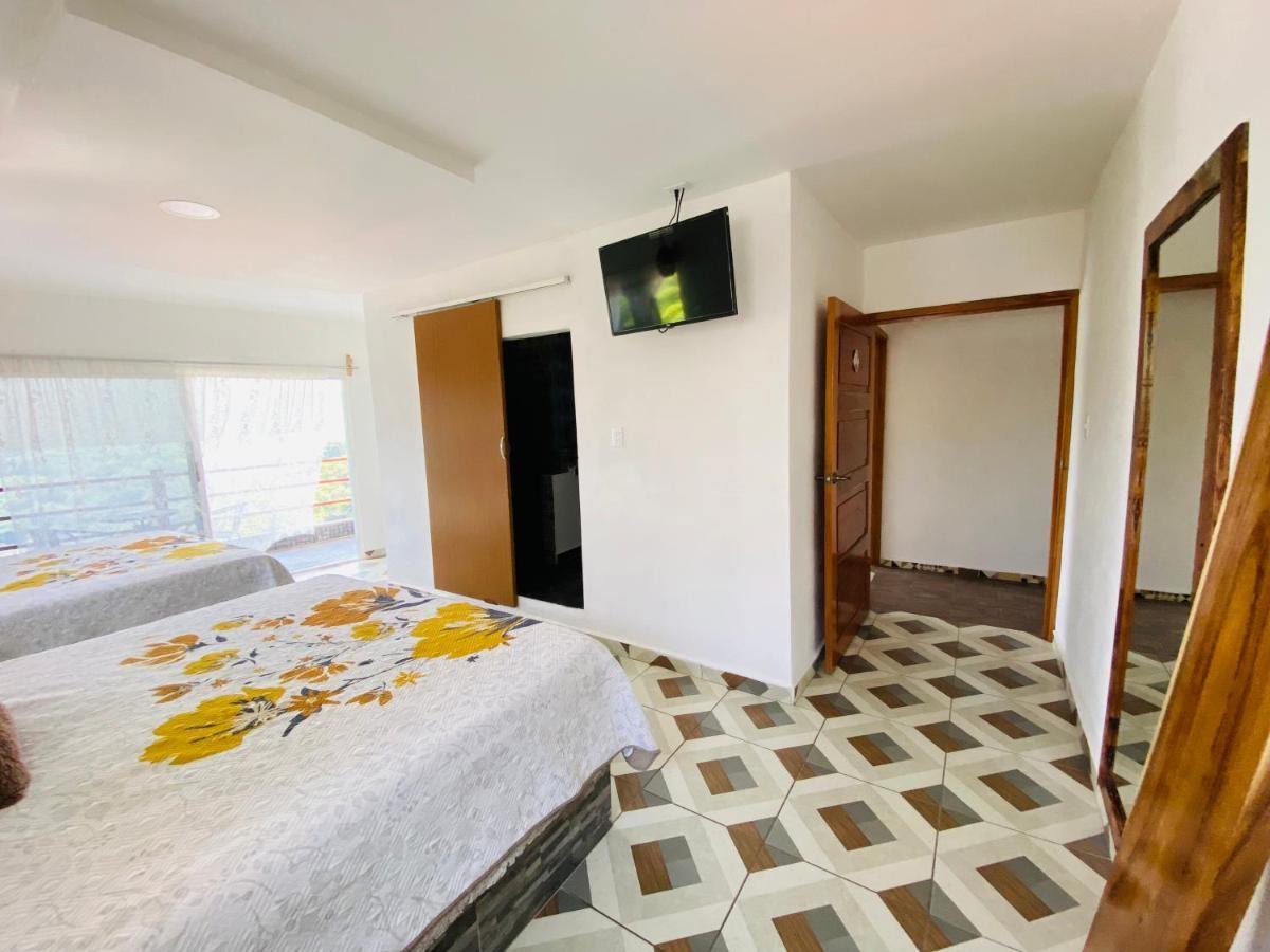 K&M Hotel Хилитла Экстерьер фото