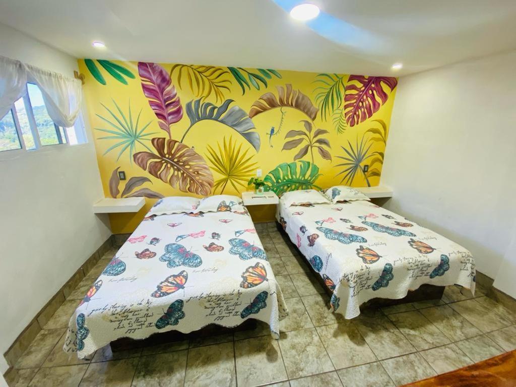 K&M Hotel Хилитла Экстерьер фото