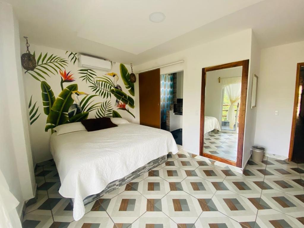 K&M Hotel Хилитла Экстерьер фото